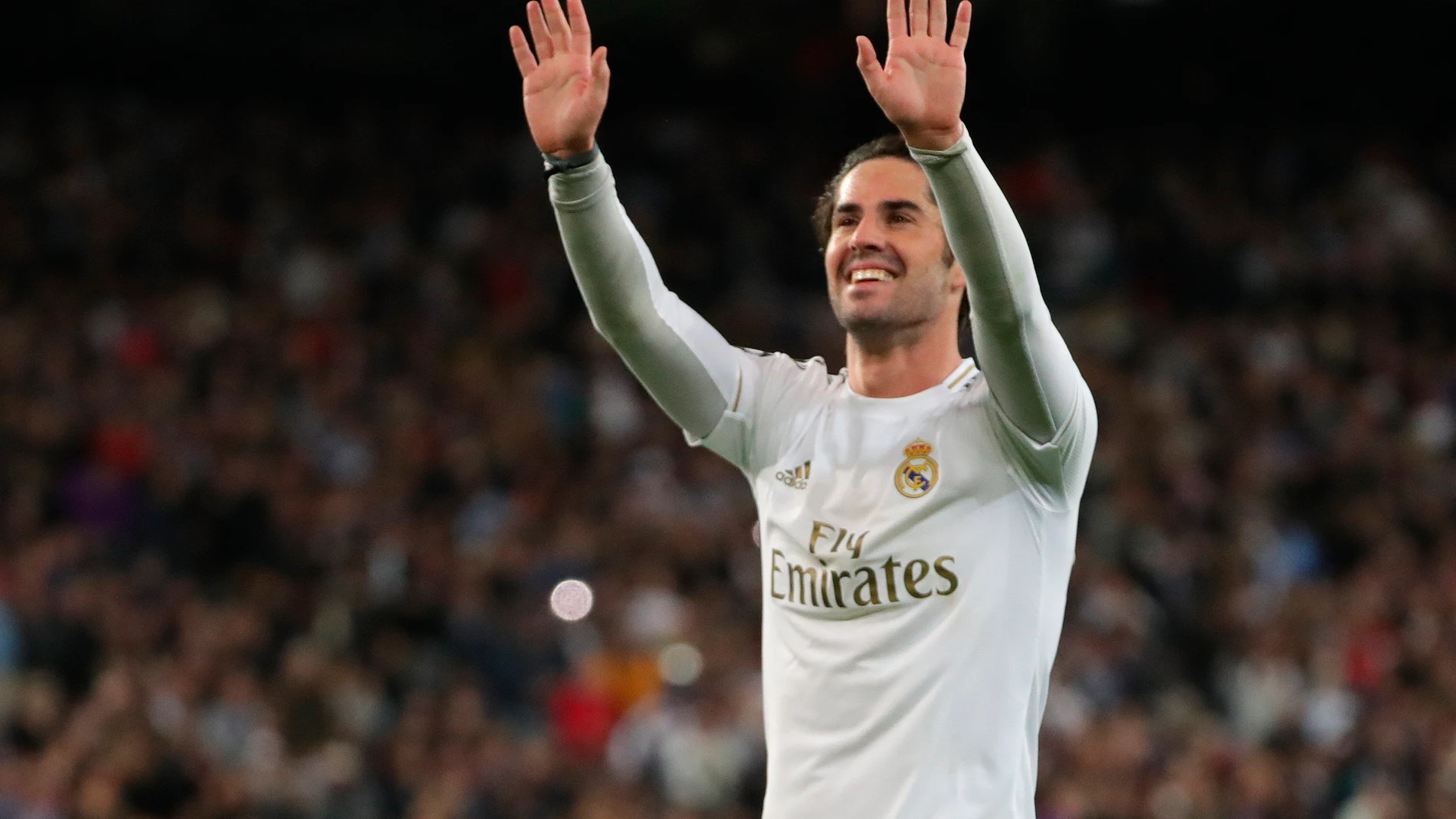Isco saluda a la grada tras un partido con el Real Madrid Isco saluda a la grada tras un partido con el Real Madrid