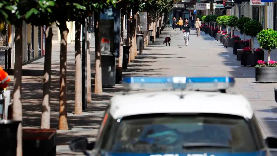 Imagen de un coche de Policía Nacional La Policía investiga una reunión que provocó la cuarentena de 27 personas en Córdoba