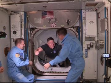 Imágenes del encuentro de los astronautas de SpaceX y la NASA con la tripulación de la Estación Espacial Internacional