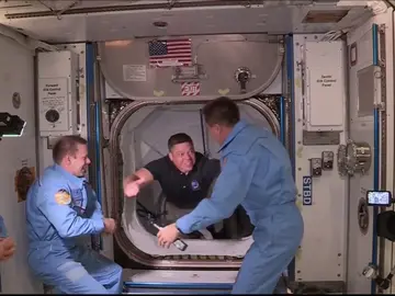 Imágenes del encuentro de los astronautas de SpaceX y la NASA con la tripulación de la Estación Espacial Internacional Imágenes del encuentro de los astronautas de SpaceX y la NASA con la tripulación de la Estación Espacial Internacional