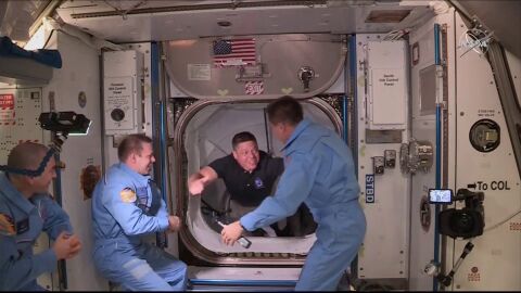 As&iacute; ha sido el momento del encuentro de los astronautas de SpaceX y la NASA con la tripulaci&oacute;n de la Estaci&oacute;n Espacial Internacional