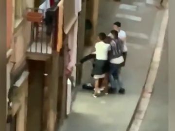  Nueva pelea en El Raval de Barcelona entre un grupo de jóvenes a puñetazos