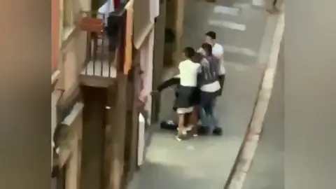 Nueva pelea en El Raval de Barcelona entre un grupo de jóvenes a puñetazos Nueva pelea en El Raval de Barcelona entre un grupo de jóvenes a puñetazos