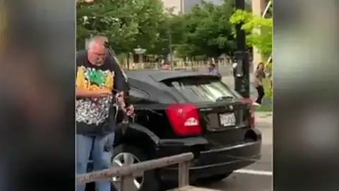 Un hombre dispara con un arco a manifestantes por la muerte de George Floyd y acaba linchado por la multitud Un hombre dispara con un arco a manifestantes por la muerte de George Floyd y acaba linchado por la multitud