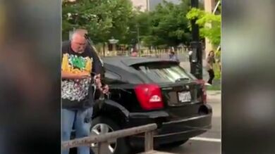 Un hombre dispara con un arco a manifestantes por la muerte de George Floyd y acaba linchado por la multitud