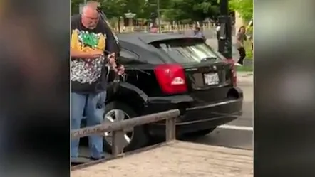 Un hombre dispara con un arco a manifestantes por la muerte de George Floyd y acaba linchado por la multitud Un hombre dispara con un arco a manifestantes por la muerte de George Floyd y acaba linchado por la multitud