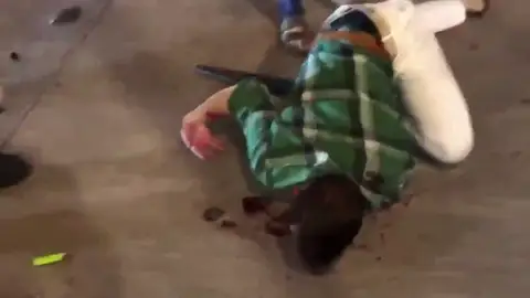 Brutal paliza a un hombre en Estados Unidos Brutal paliza a un hombre en Estados Unidos