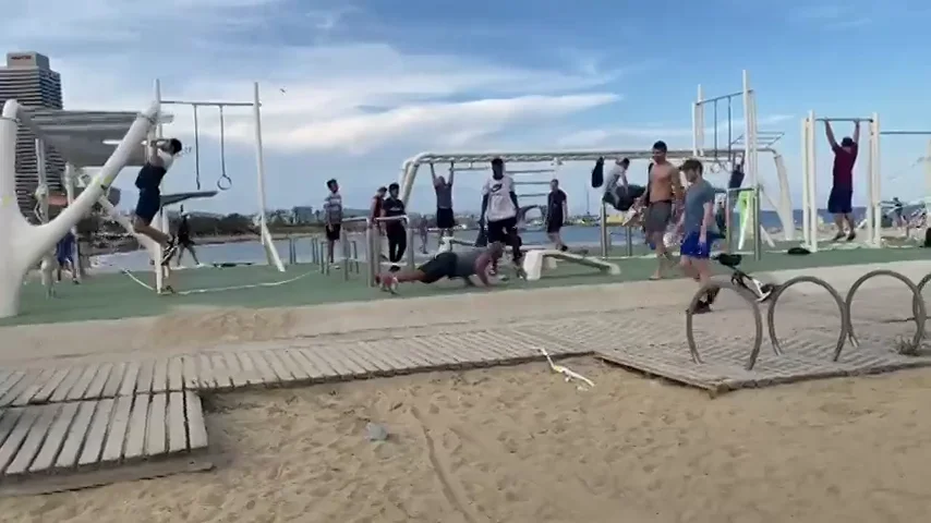 Deportistas quitan los precintos de la Barceloneta e incumplen la normativa de la desescalada del coronavirus Deportistas quitan los precintos de la Barceloneta e incumplen la normativa de la desescalada del coronavirus
