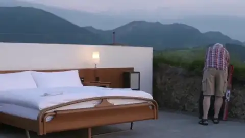 Viajes virtuales o una cama solitaria en los Alpes, las opciones turísticas más 'seguras' contra el coronavirus Viajes virtuales o una cama solitaria en los Alpes, las opciones turísticas más 'seguras' contra el coronavirus