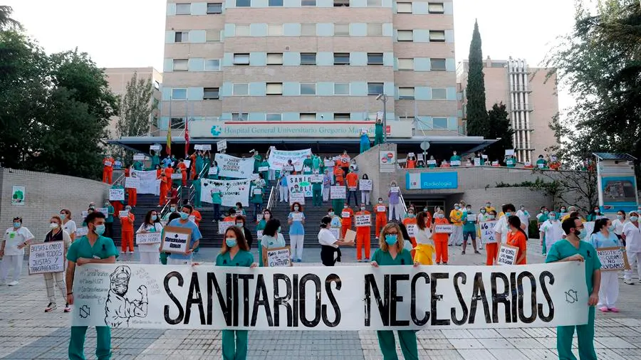 Sanitarios del Hospital Gregorio Marañón posan con una pancarta en la que se lee "Sanitarios necesarios" Sanitarios del Hospital Gregorio Marañón posan con una pancarta en la que se lee "Sanitarios necesarios"
