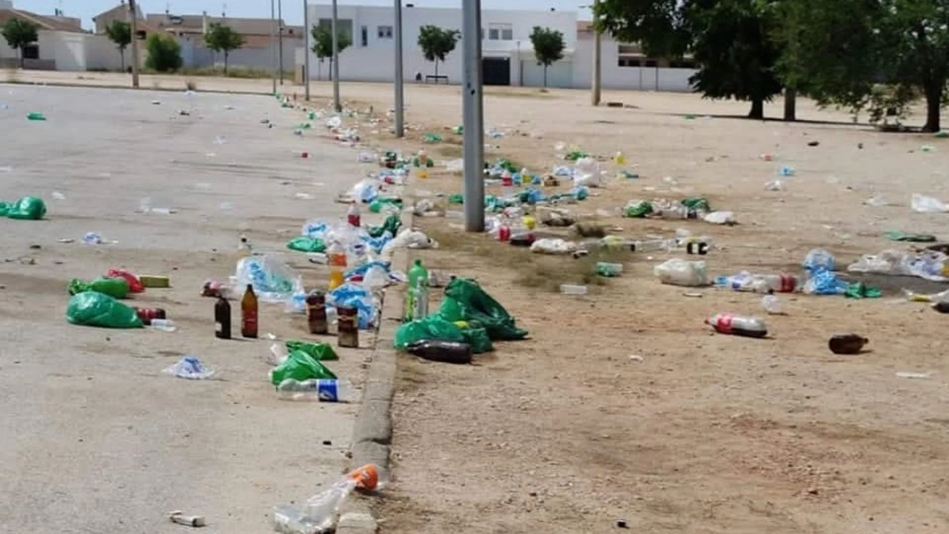 Celebran un macrobotellón con 3.000 personas en Tomelloso Celebran un macrobotellón con 3.000 personas en Tomelloso