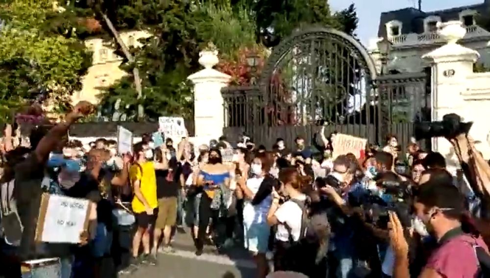 Decenas de personas se manifiestan contra la muerte de George Floyd frente a la embajada de EE.UU. en Barcelona