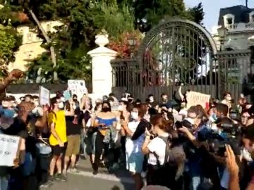 Decenas de personas se manifiestan contra la muerte de George Floyd frente a la embajada de EE.UU. en Barcelona