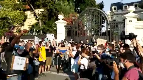 Decenas de personas se manifiestan contra la muerte de George Floyd frente a la embajada de EE.UU. en Barcelona Decenas de personas se manifiestan contra la muerte de George Floyd frente a la embajada de EE.UU. en Barcelona