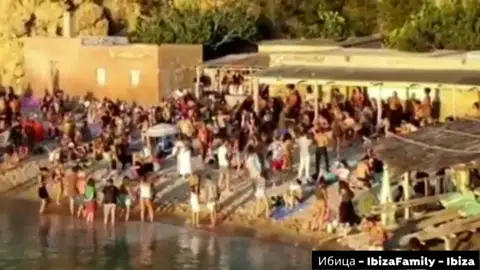 Más de 200 personas se saltan las normas de la desescalada por el coronavirus para ir a la fiesta de los tambores en Ibiza Más de 200 personas se saltan las normas de la desescalada por el coronavirus para ir a la fiesta de los tambores en Ibiza