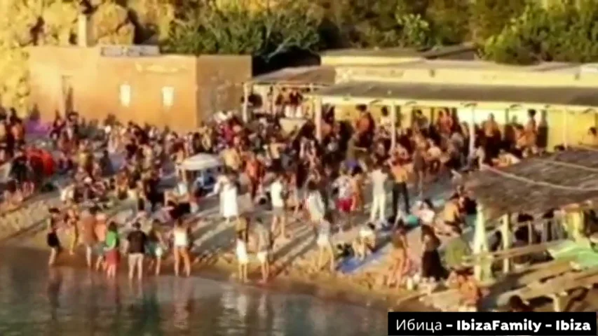 M&aacute;s de 200 personas se saltan las normas de la desescalada por el coronavirus para ir a la fiesta de los tambores en Ibiza