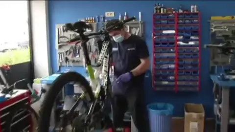 Los talleres y tiendas de bicicletas duplican sus clientes en la desescalada del coronavirus Los talleres y tiendas de bicicletas duplican sus clientes en la desescalada del coronavirus