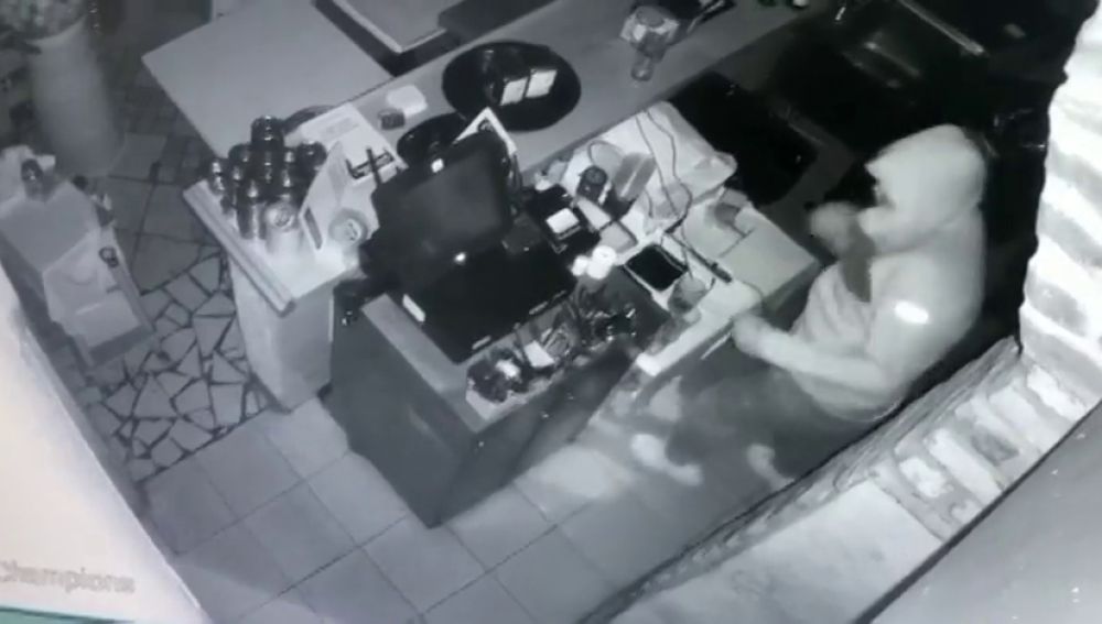 Tres encapuchados roban en un restaurante de Tenerife cerrado por el confinamiento por coronavirus
