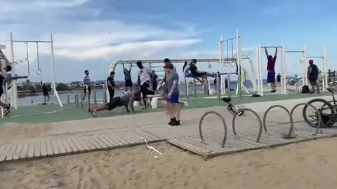 Las imágenes de la polémica ruptura del precinto policial en la Barceloneta Las imágenes de la polémica ruptura del precinto policial en la Barceloneta