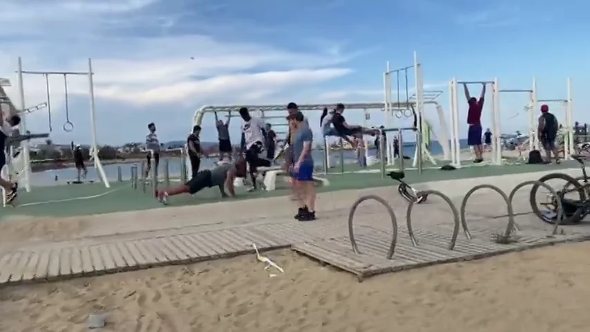 Las im&aacute;genes de la pol&eacute;mica ruptura del precinto policial en la Barceloneta