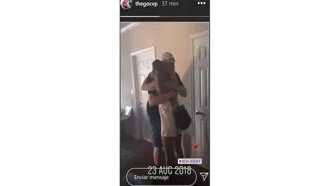 Álex Lequio abraza a su prima Celia a su llegada a Nueva Jersey Álex Lequio abraza a su prima Celia a su llegada a Nueva Jersey