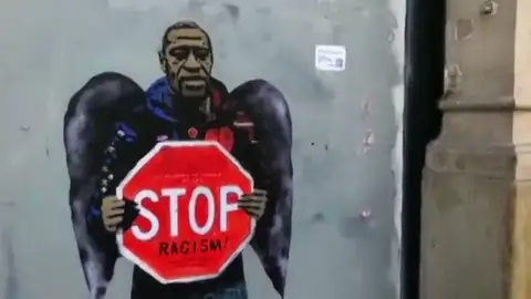 Un grafiti de TVBOY en Barcelona contra el racismo y en homenaje a George Floyd Un grafiti de TVBOY en Barcelona contra el racismo y en homenaje a George Floyd