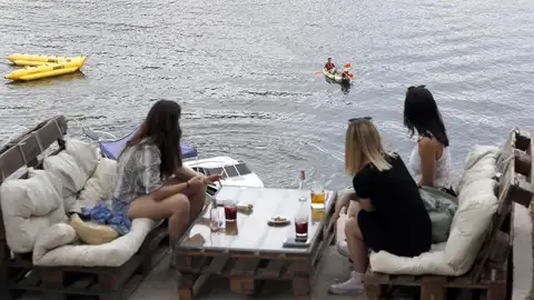 Varias personas en una terraza en el Pantano de San Juan (Madrid). Varias personas en una terraza en el Pantano de San Juan (Madrid).