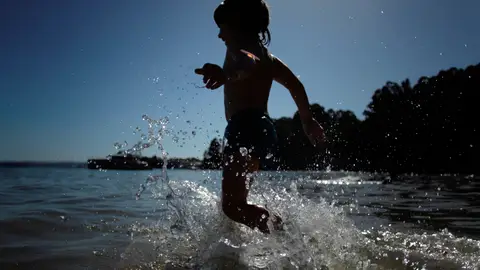 Un niño se da un baño en una playa de A Coruña NIÑOS