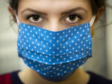 Mujer con mascarilla