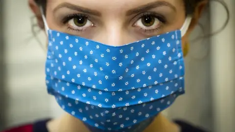 Mujer con mascarilla Mujer con mascarilla
