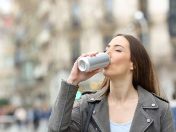 Bebiendo una lata de refresco