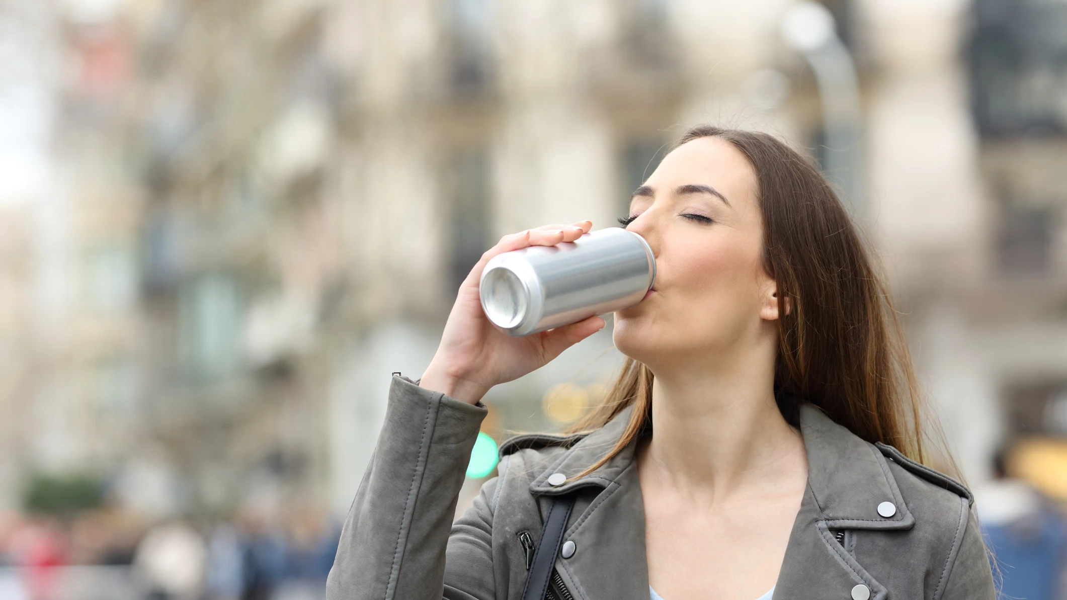 Bebiendo una lata de refresco Bebiendo una lata de refresco