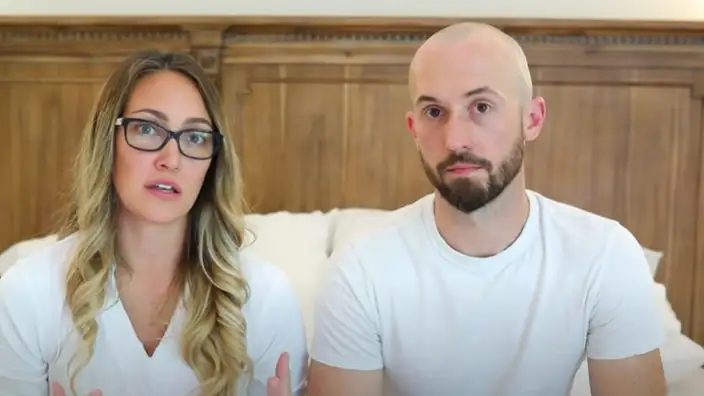 Dos youtubers devuelve a su hijo adoptivo con autismo al no poder cubrir sus necesidades Dos youtubers devuelve a su hijo adoptivo con autismo al no poder cubrir sus necesidades