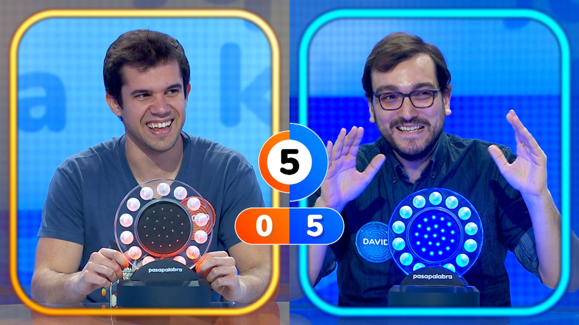 David le arrebata cinco segundos a Nacho con un surrealista tarareo al ritmo de ‘Chup Chup’ 