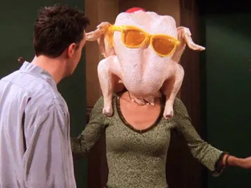 Courteney Cox en la famosa escena de Monica con el pavo en la cabeza en 'Friends' Courteney Cox en la famosa escena de Monica con el pavo en la cabeza en 'Friends'