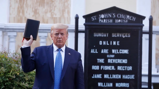 Donald Trump con la Biblia en la mano Donald Trump con la Biblia en la mano