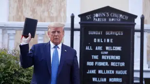 Donald Trump con la Biblia en la mano
