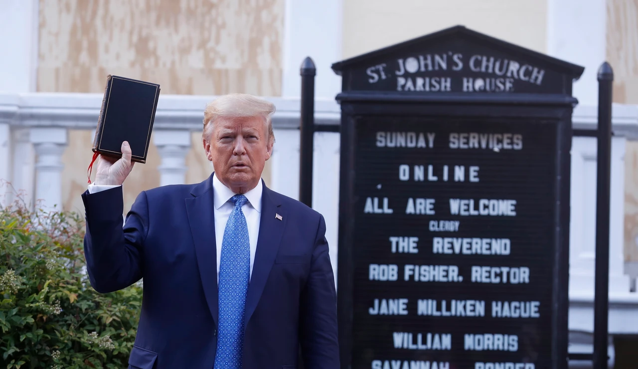 Donald Trump con la Biblia en la mano