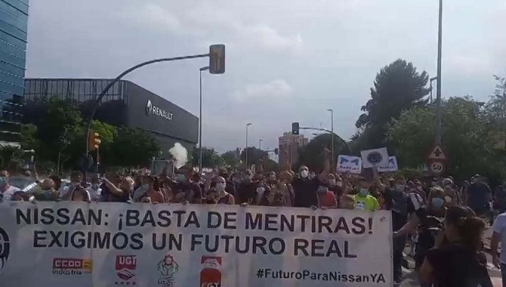 Los trabajadores de Nissan vuelven a las protestas y empapelan un concesionario de Renault en Barcelona