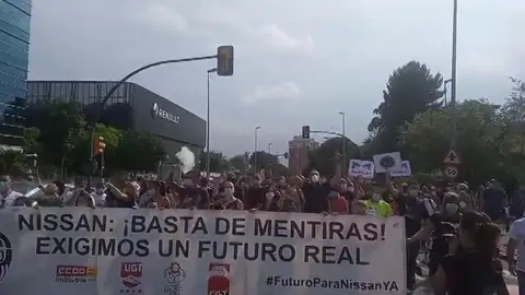 Los trabajadores de Nissan vuelven a las protestas y empapelan un concesionario de Renault en Barcelona Los trabajadores de Nissan vuelven a las protestas y empapelan un concesionario de Renault en Barcelona