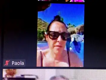 Una concejala de Torrox desata la polémica al asistir a un pleno telemático desde la playa Una concejala de Torrox desata la polémica al asistir a un pleno telemático desde la playa