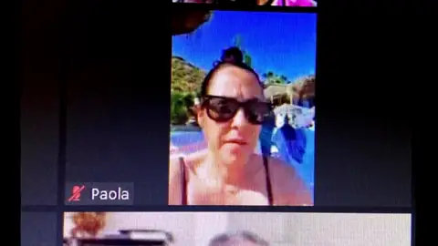 Una concejala de Torrox desata la polémica al asistir a un pleno telemático desde la playa Una concejala de Torrox desata la polémica al asistir a un pleno telemático desde la playa