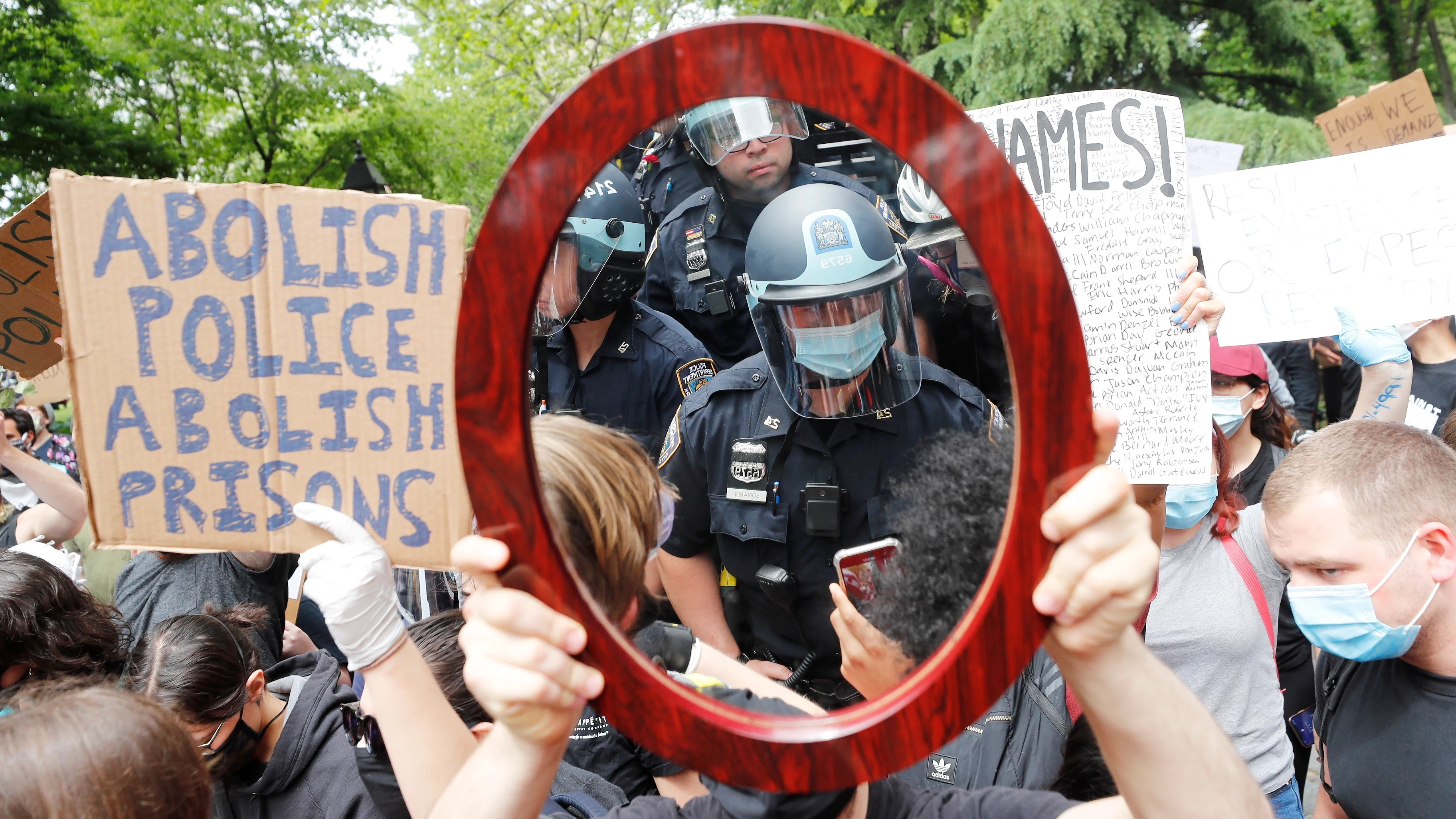 Un oficial de policía de Nueva York reflejado en el espejo de un manifestante Un oficial de policía de Nueva York reflejado en el espejo de un manifestante