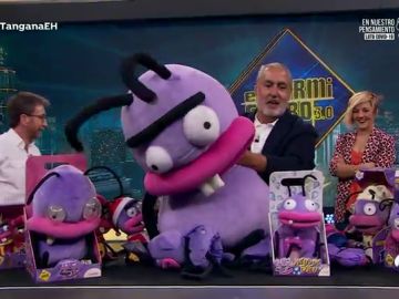 Jorge Salvador nos muestra los locos e increíbles productos de ‘merchandising’ de ‘El Hormiguero 3.0’