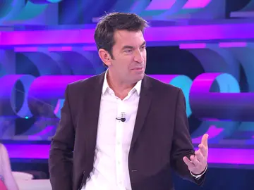 Arturo Valls enseña en ‘¡Ahora caigo!’ el oloroso amuleto de la suerte que le acompaña en todos sus estrenos Arturo Valls enseña en ‘¡Ahora caigo!’ el oloroso amuleto de la suerte que le acompaña en todos sus estrenos