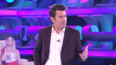 Arturo Valls enseña en ‘¡Ahora caigo!’ el oloroso amuleto de la suerte que le acompaña en todos sus estrenos