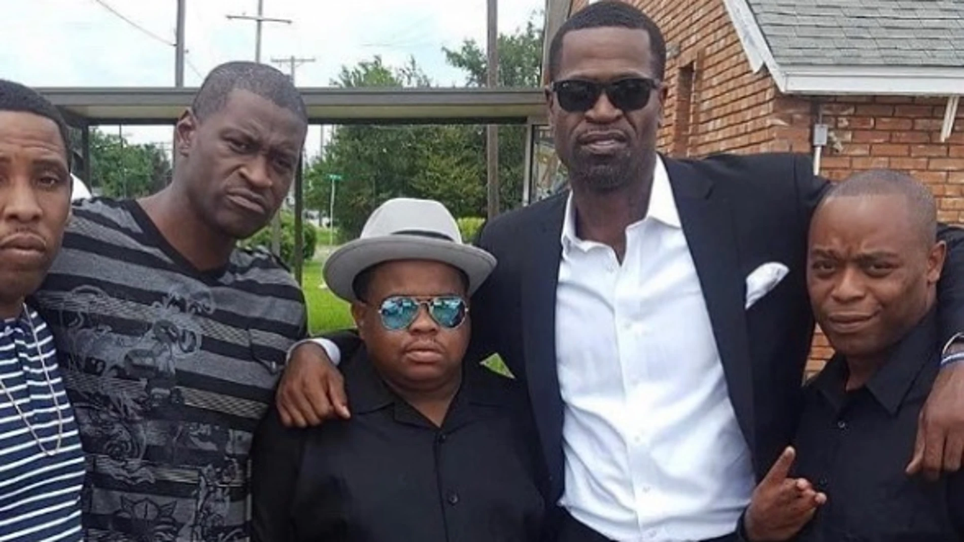 George Floyd (segundo desde la izquierda) y Stephen Jackson (segundo desde la derecha) George Floyd (segundo desde la izquierda) y Stephen Jackson (segundo desde la derecha)