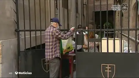 Javier, Gala, Eugenio... los nombres de las colas del hambre en la parroquia barcelonesa de Santa Ana en la crisis del coronavirus Javier, Gala, Eugenio... los nombres de las colas del hambre en la parroquia barcelonesa de Santa Ana en la crisis del coronavirus