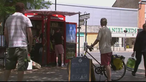 Las cabinas de teléfono en Londres reconvertidas en cafetería Las cabinas de teléfono en Londres reconvertidas en cafetería