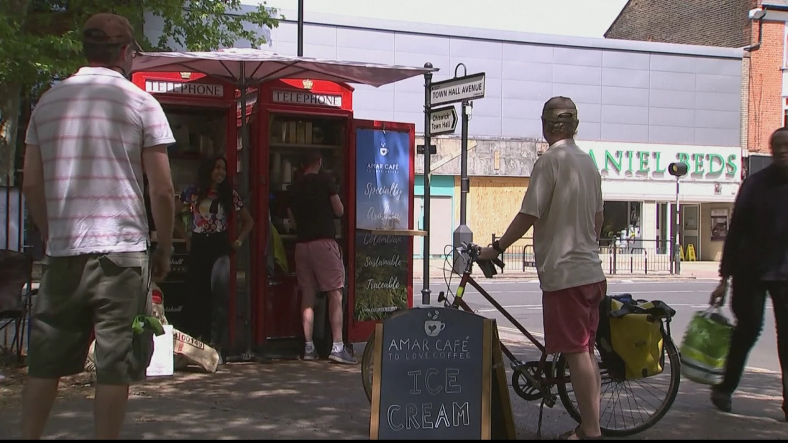 Las cabinas de teléfono en Londres reconvertidas en cafetería Las cabinas de teléfono en Londres reconvertidas en cafetería